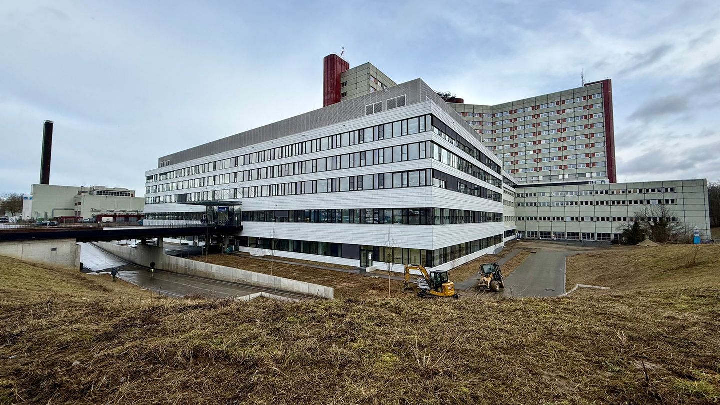 In das neue Zentrum für Intensivmedizin neben dem Augsburger Uniklinikum wurden 190 Millionen Euro investiert. Foto: Ulf Vogler/