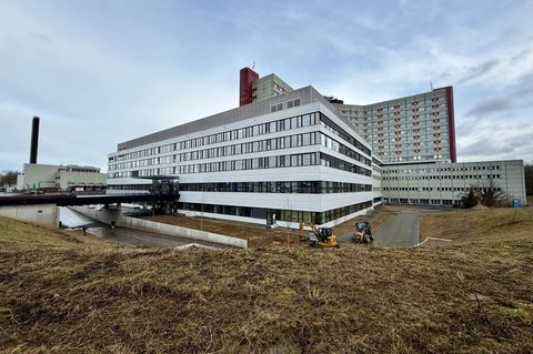 In das neue Zentrum für Intensivmedizin neben dem Augsburger Uniklinikum wurden 190 Millionen Euro investiert. Foto: Ulf Vogler/