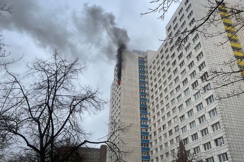 Eine Frau und ein Mann sind nach einer schweren Brandstiftung in Berlin-Lichtenberg festgenommen worden. Foto: -/ Feuerwehr Berl