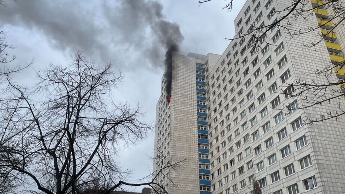 Eine Frau und ein Mann sind nach einer schweren Brandstiftung in Berlin-Lichtenberg festgenommen worden. Foto: -/ Feuerwehr Berl