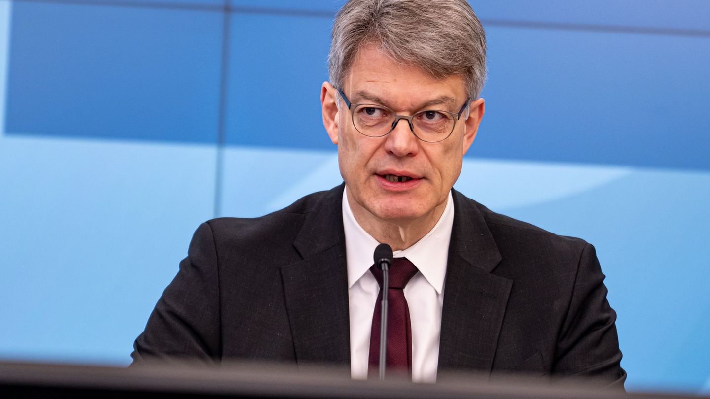 Ein neues Preisschild wollte der Minister nicht nennen. (Archivbild) Foto: Fabian Sommer/dpa