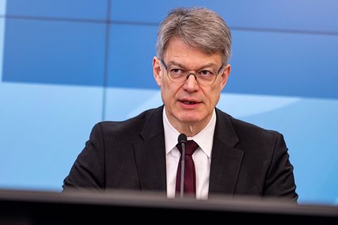 Ein neues Preisschild wollte der Minister nicht nennen. (Archivbild) Foto: Fabian Sommer/dpa