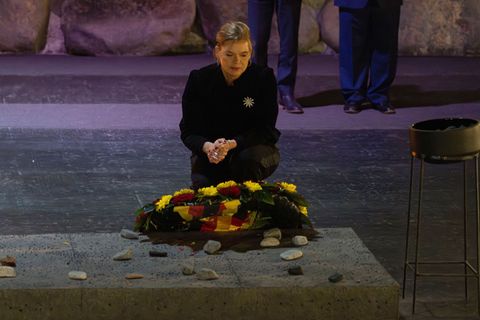 Bundestagspräsidentin Julia Klöckner gedenkt in Yad Vashem der Millionen Opfer des Holocaust. Foto: Oren Ziv/dpa