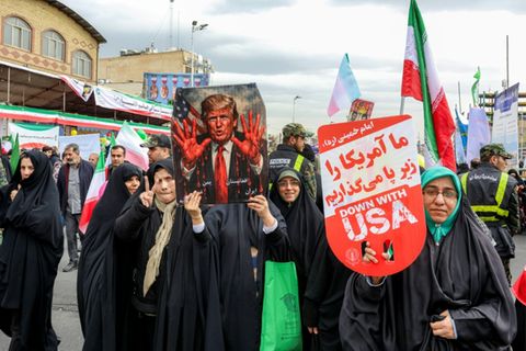 Frauen im Iran protestieren gegen die USA