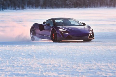 Ein Auto von McLaren fährt bei Fahrertraining auf dem zugefrorenen See Pasasjärvi