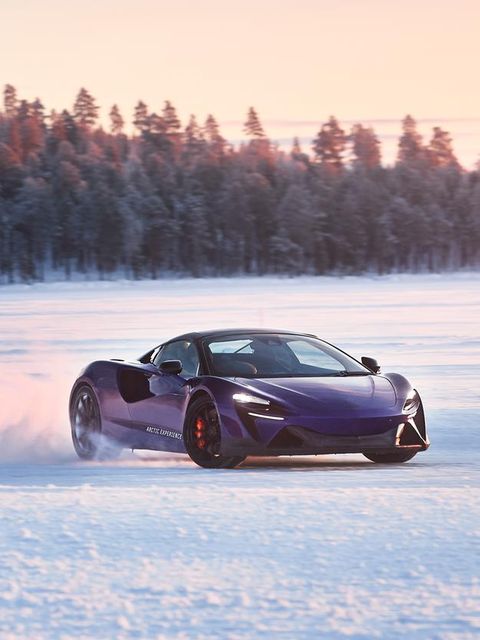 Ein Auto von McLaren fährt auf dem zugefrorenen See Pasasjärvi