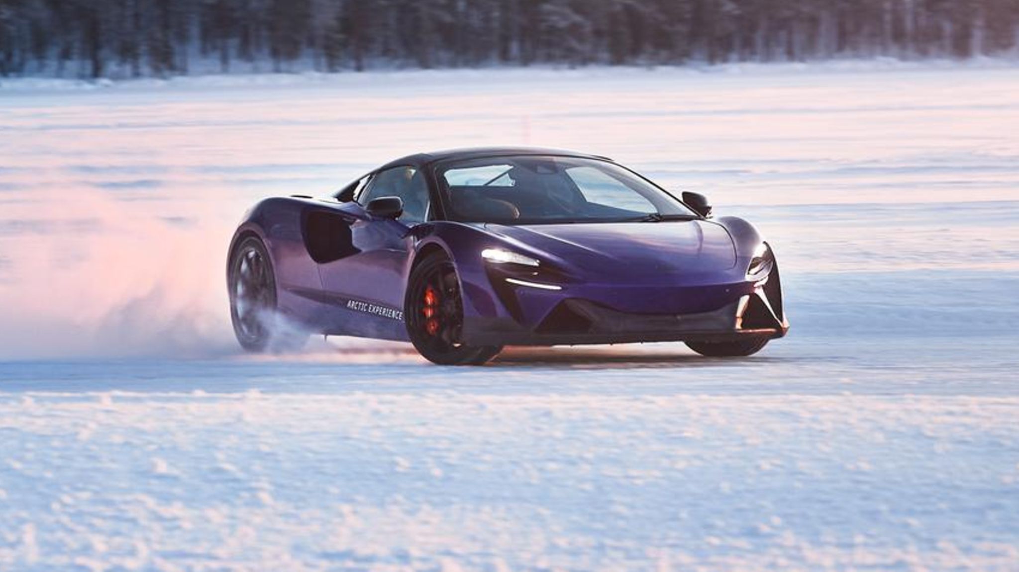 Ein Auto von McLaren fährt bei Fahrertraining auf dem zugefrorenen See Pasasjärvi