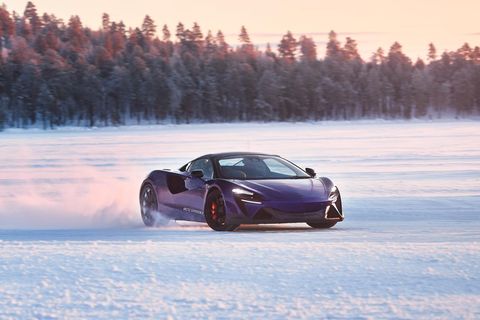 Ein Auto von McLaren fährt auf dem zugefrorenen See Pasasjärvi