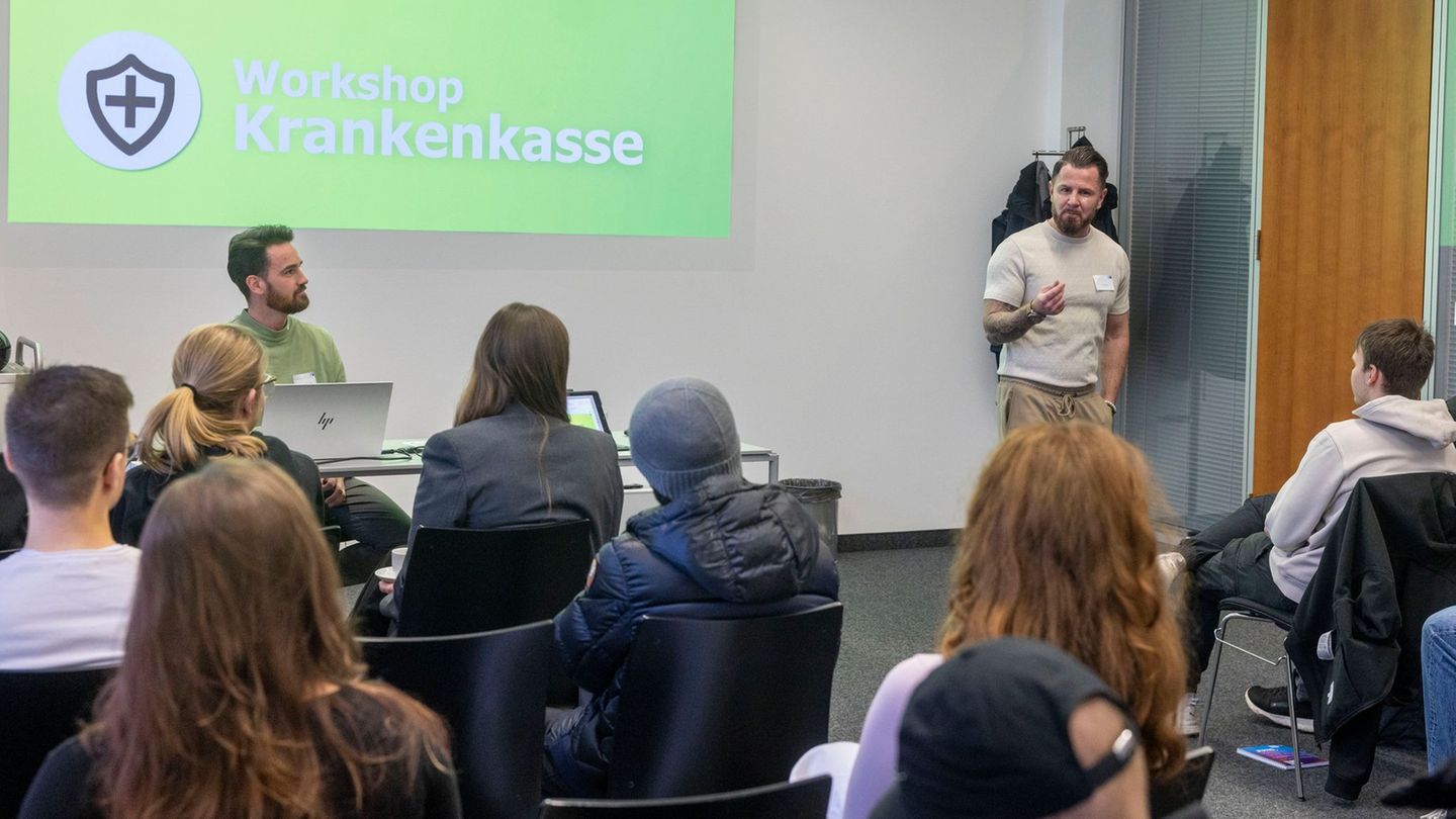 Auch das Thema Krankenkasse kommt auf viele junge Menschen beim Berufsstart zu. Die Zukunftstage für Auszubildende rücken es neb