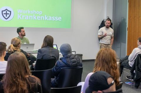 Auch das Thema Krankenkasse kommt auf viele junge Menschen beim Berufsstart zu. Die Zukunftstage für Auszubildende rücken es neb