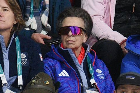 Prinzessin Anne, hier beim Curling, ist bekannt für ihre schnittigen Sportbrillen.