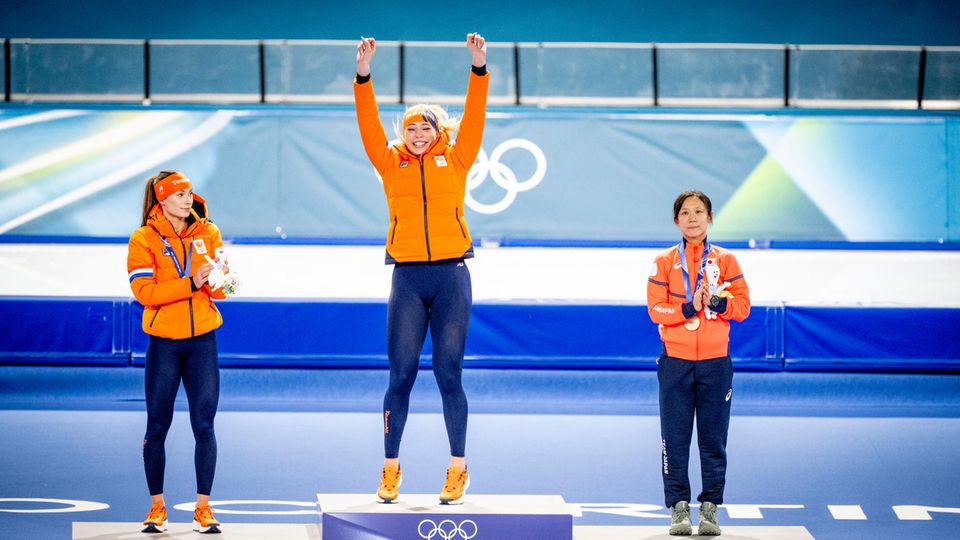 Jutta Leerdam (mitte) darf sich bei Olympia über Gold freuen, ihre Teamkollegin Femke Kok (links) holte sich Silber und die Japanerin Miho Takagi (rechts) gewann Bronze