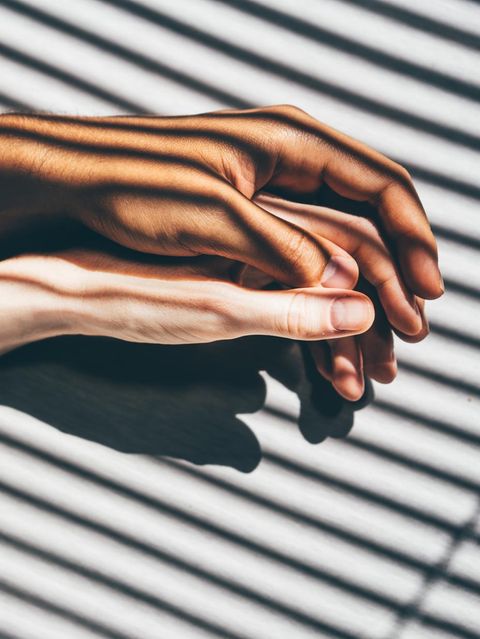 Zwei Hände halten einander (Symbolbild Körpergedächtnis)