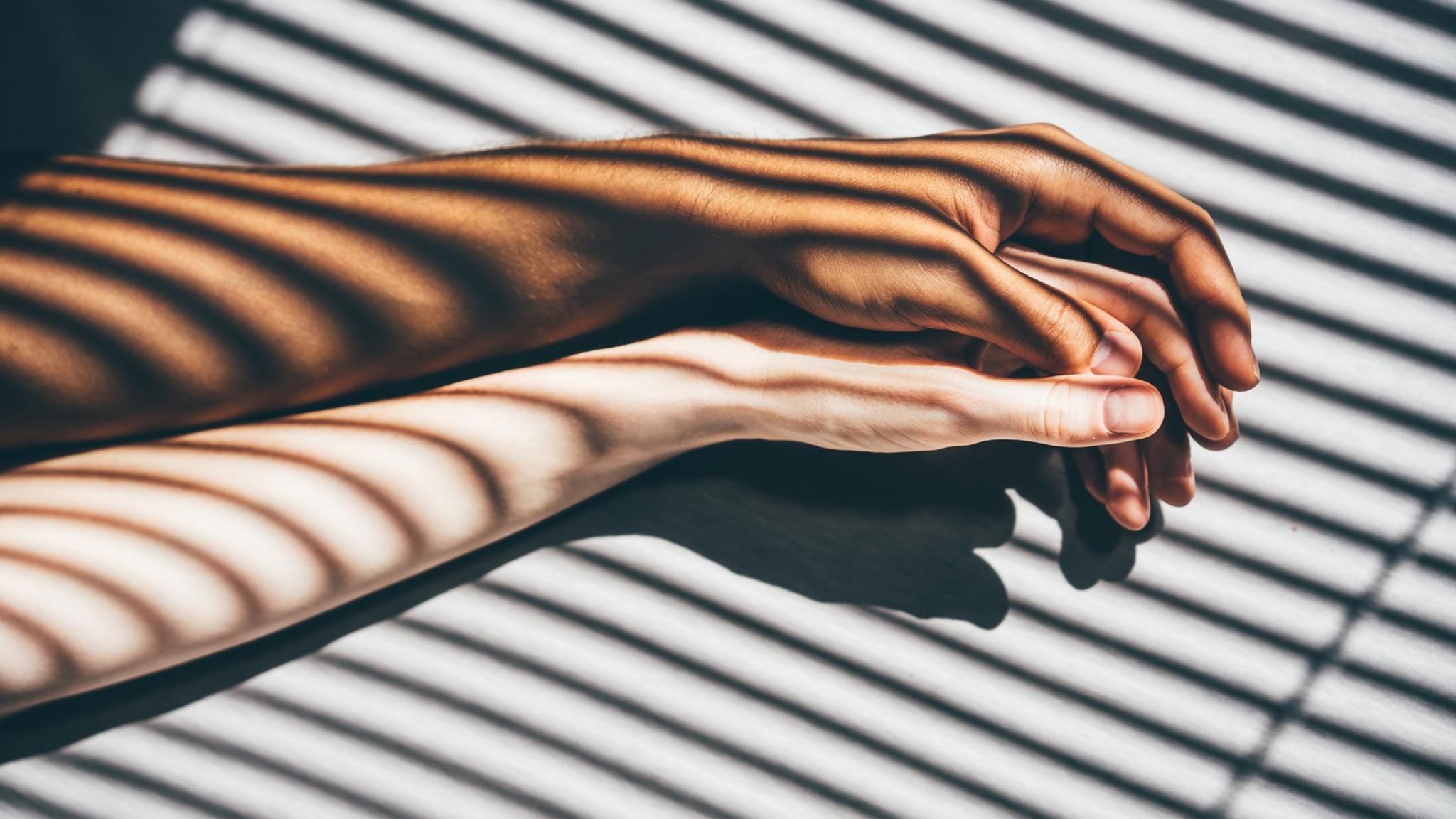 Zwei Hände halten einander (Symbolbild Körpergedächtnis)