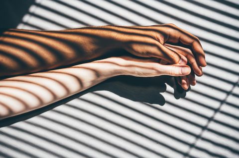 Zwei Hände halten einander (Symbolbild Körpergedächtnis)