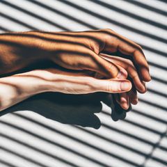 Zwei Hände halten einander (Symbolbild Körpergedächtnis)