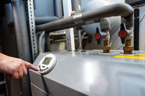 Zum 1. März erhöht sich das Geld von Beschäftigten im Sanitär-, Heizung-, Klimahandwerk in NRW. (Archivbild) Foto: Silas Stein/d