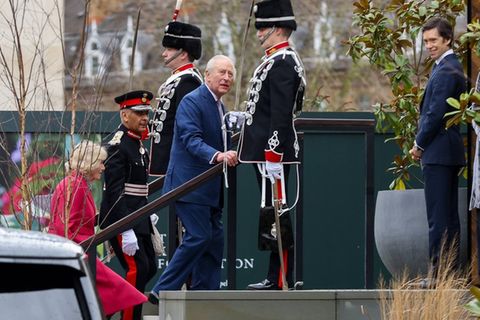 König Charles III. und Königin Camilla bei der Ankunft vor der historischen Garrison Chapel.