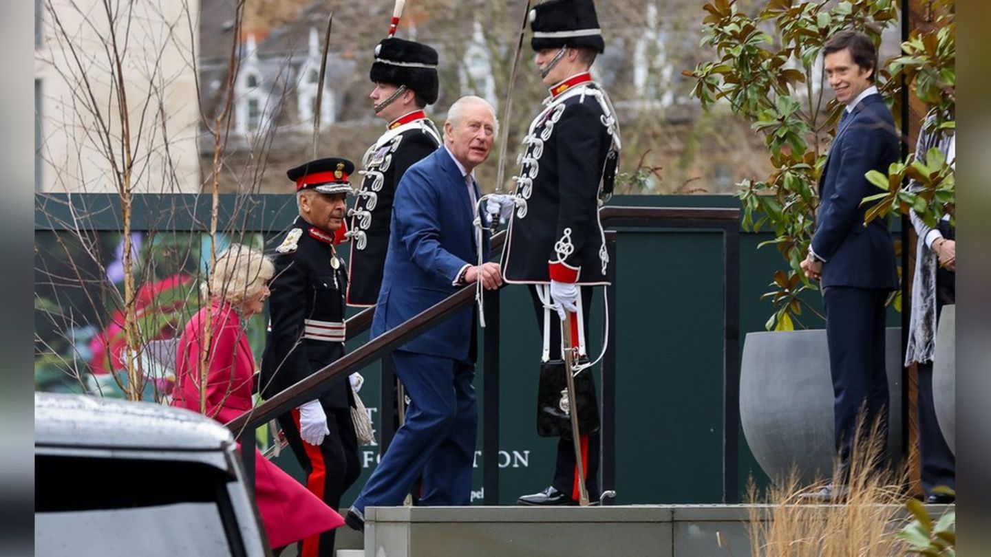 König Charles III. und Königin Camilla bei der Ankunft vor der historischen Garrison Chapel.
