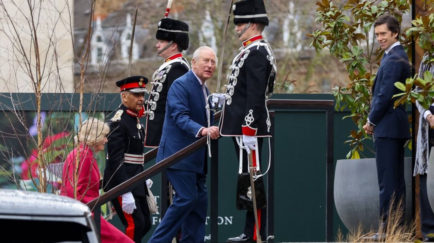 König Charles III. und Königin Camilla bei der Ankunft vor der historischen Garrison Chapel.