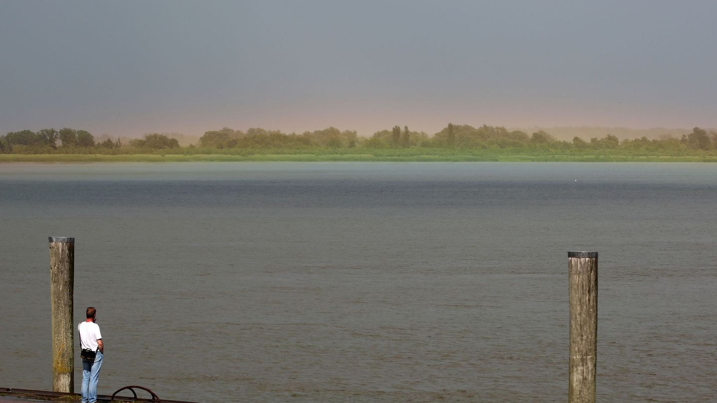 Regenbogenfarben am Anleger Stadersand. Foto: Bodo Marks/dpa