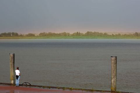 Regenbogenfarben am Anleger Stadersand. Foto: Bodo Marks/dpa