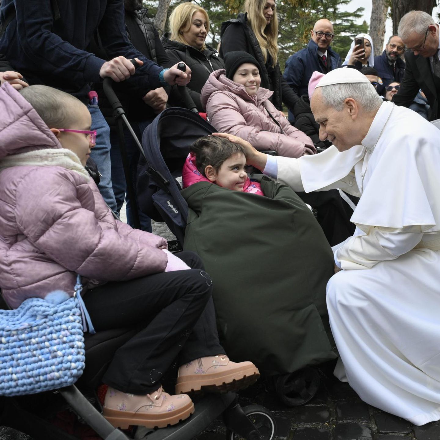 Vatikan. Am Welttag der Kranken zeigt Papst Leo XIV. sein Mitgefühl: In den Vatikanischen Gärten beugt er sich an der Lourdes-Grotte zu einem Kind und legt ihm sanft die Hand auf den Kopf. Mit dieser schlichten Geste macht er deutlich, dass echte Nähe und Mitgefühl trotz der Größe seines Amtes die kraftvollsten Botschaften des Glaubens bleiben.