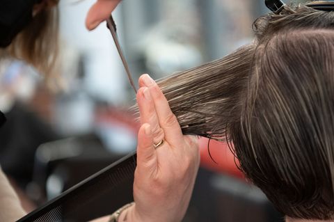 Viele Betriebe seien von der Politik enttäuscht und fühlten sich alleingelassen, heißt es vom Landesinnungsverband des Friseurha