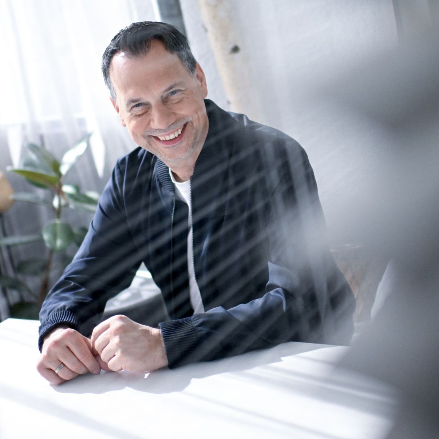 Sebastian Fitzek kann auch lustig: Sein komödiantischer Bestseller "Der erste letzte Tag" wird jetzt von Prime Video verfilmt. (