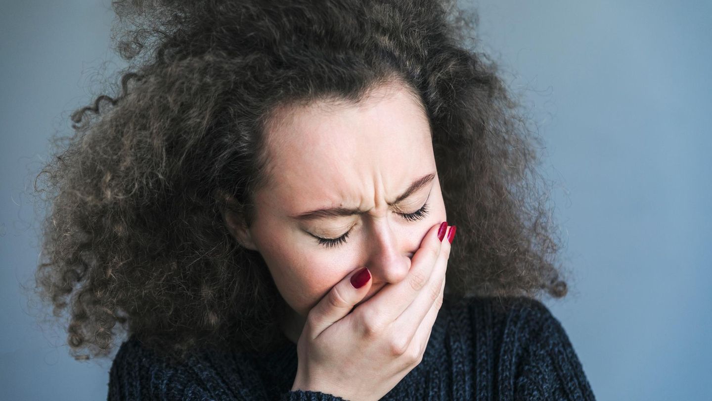 Angst vor Erbrechen: Frau hält sich Hand vor den Mund