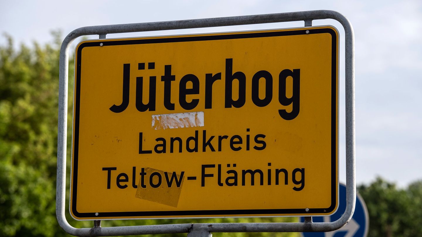 In Jüterbog ist die Polizei wegen des Verdachts des Verstoßes gegen das Kriegswaffenkontrollgesetz bei Durchsuchungen in einem G