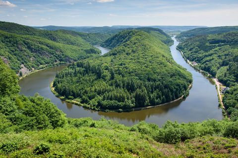 Die Saarschleife ist eines der bekanntesten Tourismus-Ziele im Saarland. (Archivbild) Foto: Oliver Dietze/dpa/dpa-tmn