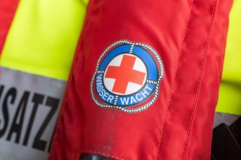 Wasserwacht und Feuerwehr holten die Leiche des unbekannten Mannes aus der Donau. (Symbolbild) Foto: Peter Kneffel/dpa