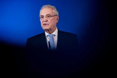 Bayerns Innenminister Joachim Herrmann (CSU) berichtete zu den mutmaßlichen Anschlagsplänen auf einen Weihnachtsmarkt im Raum Di