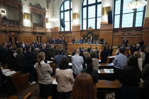 Stehend gedenken die Abgeordneten der getöteten 18-Jährigen. Foto: Marcus Brandt/dpa