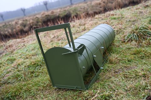 Eine Nutria-Falle liegt bei einem Pressetermin des Landkreises Emsland. Foto: Lars Penning/dpa