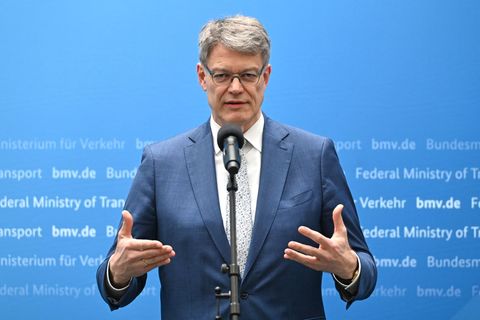 Ein neues Preisschild wollte der Minister nicht nennen. Foto: Elisa Schu/dpa