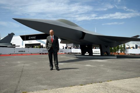 Dassault-Chef Trappier vor einem FCAS-Modell