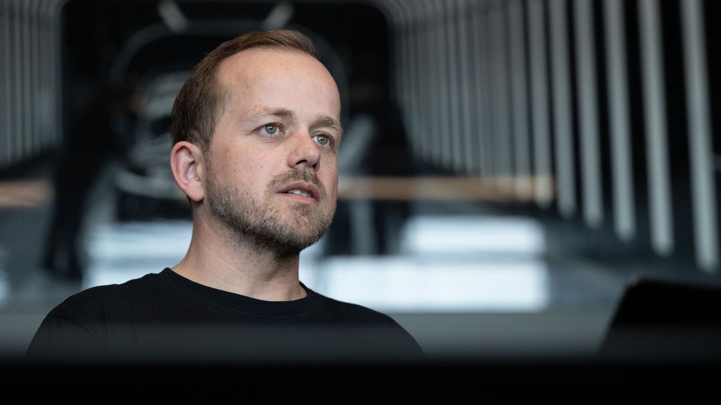 Tesla-Werksleiter André Thierig kritisiert die IG Metall, die Vorwürfe zurückweist. (Archivbild) Foto: Sebastian Gollnow/dpa