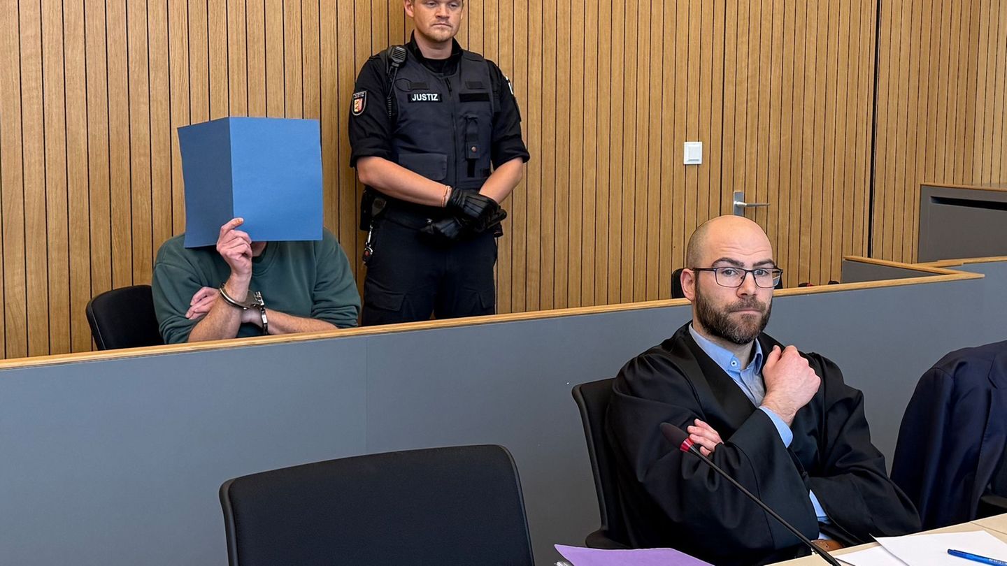 Der Angeklagte ist zu einer langen Haftstrafe verurteilt worden. Foto: Stephanie Lettgen/dpa