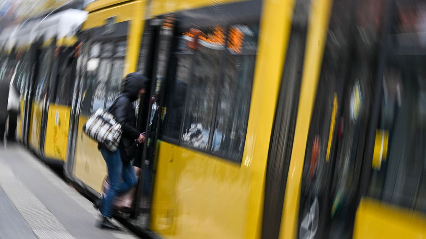 Berliner Schülerinnen und Schüler dürfen den ÖPNV in der Hauptstadt kostenlos nutzen. (Archivbild) Foto: Jens Kalaene/dpa