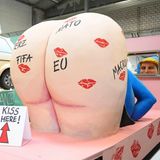 Motivwagen: Entblößter Hintern von Donald Trump mit Kussabdrücken unter denen z.B. Merz, FIFA oder NATO steht