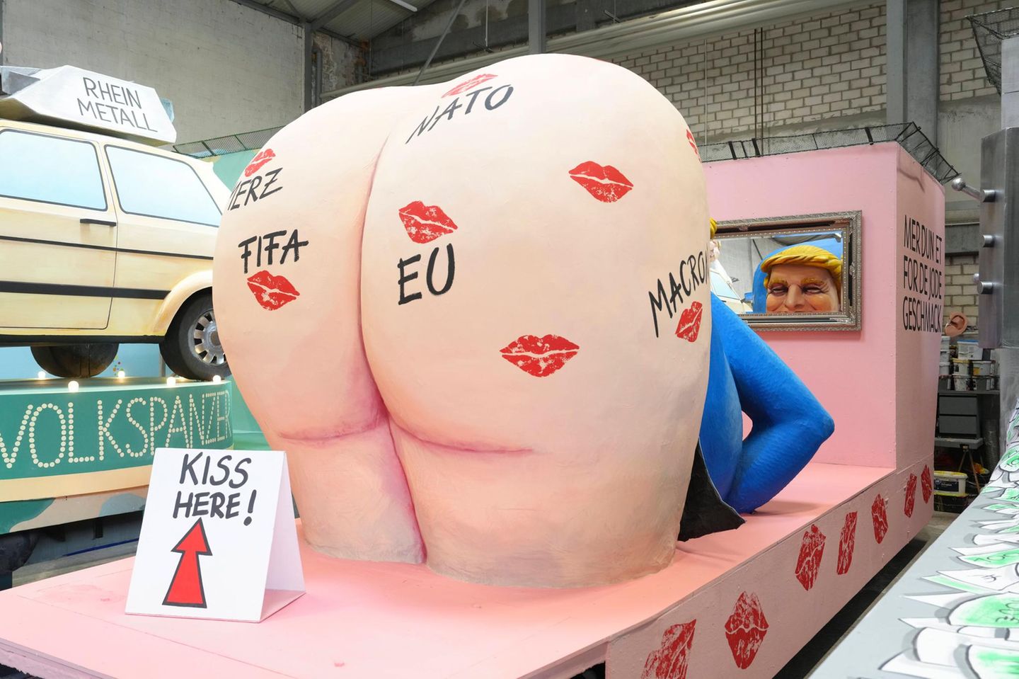 Motivwagen: Entblößter Hintern von Donald Trump mit Kussabdrücken unter denen z.B. Merz, FIFA oder NATO steht