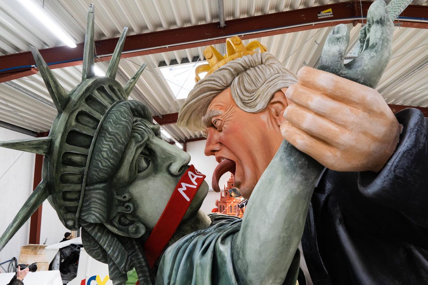 Motivwagen: Donald Trump hält geknebelte Freiheitsstatue am Handgelenk fest