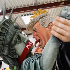 Motivwagen: Donald Trump hält geknebelte Freiheitsstatue am Handgelenk fest