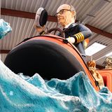 Motivwagen: Merz im Kapitänsanzug auf sinkendem Schlauchboot