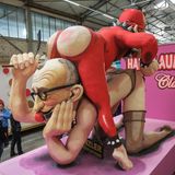 Motivwagen: Merz und Klingbeil mit BDSM-Outfits