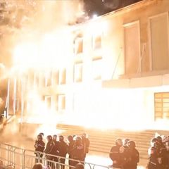Albanien: Molotow-Cocktails treffen Regierungsgebäude in Tirana – Wut über Korruption