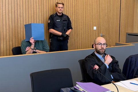 Der Angeklagte ist zu einer langen Haftstrafe verurteilt worden. Foto: Stephanie Lettgen/dpa