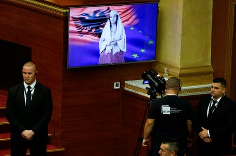 "Diella" in einer Parlamentssitzung